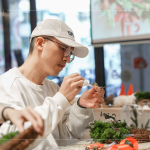 以保麗龍膠黏貼各類花材，自行拼貼妝點，可黏在花材底部，讓花材呈現(xiàn)斜45度角，營造花圈的立體感。