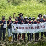 新業(yè)職人們著上雨鞋，站在筏子溪床上記錄這一刻，希望留下美好環(huán)境給我們自己與未來的下一代。我們的力量或許有限，但是希望的力量很大，願這樣的意識可以永續(xù)流傳。