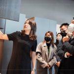 大雅廚具 張怡嘉執(zhí)行長(左一) 詳細(xì)解說各櫥櫃的設(shè)計規(guī)劃，流暢的操作動線、系統(tǒng)化的收納與清潔，是新業(yè)職人選品的重要依據(jù)。