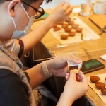 打開外包裝，巧克力上顯現(xiàn)的光澤感，是經(jīng)過『調(diào)溫』這項(xiàng)最重要的步驟，內(nèi)富含天然的可可脂，在特定的溫度下產(chǎn)生穩(wěn)定的結(jié)晶，使得巧克力呈現(xiàn)漂亮的光澤，剝開時(shí)也會(huì)發(fā)出清脆的響度，亦可保存持久。