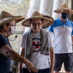 聽著農(nóng)家說著培育秧苗的種種步驟，堅持栽種高抗菌與抗病蟲害作物，鼓勵更多小農(nóng)使用無農(nóng)藥、無化肥的友善耕作，懷抱著對這片土地共同的熱愛。(圖中為新業(yè)建設(shè) 卓勝隆董事長)