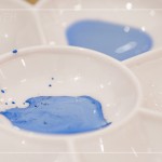 青藍(lán)的古典顏料，蘸滿藍(lán)彩，在筆尖飽滿欲滴，釉色渲染一片青花藍(lán)。