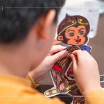 將剪下的零件，使用雙腳釘固定紙偶關(guān)節(jié)，背面貼上木桿，完成一只紙影戲偶。