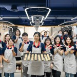 新業(yè)各部門同仁一同為愛行動，將新鮮出爐的小月餅及蛋黃酥送至甘霖基金會。