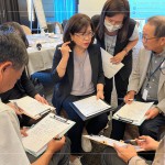 由講師設計需求，主管們擔任不同的顧客角色，來回溝通，讓接下來的遊戲環(huán)節(jié)能激發(fā)團隊合作的效能。