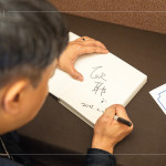 新業(yè)手札筆記本，搭配歐耶老師親筆簽名，作為當天抽獎禮，贈予一份特別的祝福。