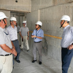 由新業(yè)建設(shè)創(chuàng)辦人 穆椿松先生(右一)與新業(yè)建設(shè) 卓勝隆董事長(右二)偕同建築師與工程師，樓層的巡視與檢討，時刻以住宅為念。