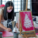 鮮豔的紅色底色搭配純白的聖誕樹，就像代表著感恩與希望，在聖誕節(jié)前夕，傳遞愛與期望。