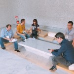 迎賓大廳的「都市版洞穴屋」！隱身在現(xiàn)代建築中，時尚簡約的設(shè)計感，暈黃的打光效果，與石材磨面相互輝映，相當新奇！