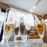 閉上眼，深呼吸，各類藥材氣味交織，彷彿置身大自然中，細(xì)細(xì)品味，讓身心喘口氣。