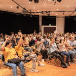 修復(fù)過程中需要維持單一動作數(shù)個小時，講師邀請來賓舉著手模擬廟宇修復(fù)的其中一個環(huán)節(jié)，實(shí)際感受到修復(fù)工作的不易之處。