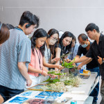 講師準(zhǔn)備各式植物與花卉供住戶挑選，透過層層擺放與細(xì)膩堆疊，創(chuàng)作出專屬的藍(lán)曬構(gòu)圖。