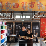 手拿自製綿密狀元糕，在第四市場的歷史招牌下，一起紀(jì)錄這場難忘的品味時光。