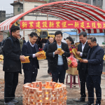 建築職人團隊齊聚，心中滿懷期盼與感恩，將此份心意挾帶著一疊疊金紙，將此願直達天聽。