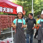 驚人的香腸瀑布，是否也頗有幾分裝置藝術(shù)的氣勢？在戴上獎牌之前，不妨從工作人員手中接過香腸串，擺個Pose留念吧！