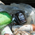 各式瓶罐、垃圾，深埋在林葉角落，帶給環(huán)境極大的負(fù)擔(dān)，透過淨(jìng)溪活動(dòng)為環(huán)境盡一份微薄心力!