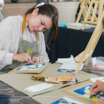 夏日綻放的煙火，飽和的亮色系，營(yíng)造出煙火的絢爛與光輝，如同一閃一閃地閃爍在眼前。