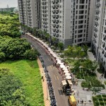 為了給新業(yè)家族與朋友一個難忘的夏日回憶，新業(yè)與【小蝸牛市集】合作，沿著保安十街人行道，將近60個攤位與餐車劃出一道彩虹般的微笑弧形。