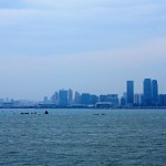 金門(mén)有許多小島，往來(lái)需乘船，儼然是一座海都。至金城鎮(zhèn)「水頭碼頭」搭船後，熟悉地理的夥伴遙指遠(yuǎn)方，大夥兒才發(fā)現(xiàn)原來(lái)廈門(mén)離我們?nèi)绱讼嘟?>
										<div   id=