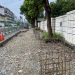 重新整頓的人行道，整平之後，綁上一座座街道家具的骨架，是提供行人可以有多一些歇息的空間。