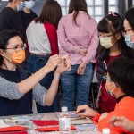 版畫藝術(shù)家細(xì)心的解說各種雕刻刀的使用方法及注意事項(xiàng)，手應(yīng)該擺放的位置，每一步驟都非常講究，完成作品的同時(shí)更要注意安全！