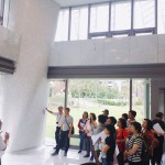 曲柱可說(shuō)是【觀峰】的生命之樹(shù)，高達(dá)兩層樓的大柱子，每根柱子的曲線(xiàn)皆不同，也各自由鏡面牆完美貼合，自然而然幾無(wú)破綻，每一根柱體、每一面牆，各成一道獨(dú)特風(fēng)景。