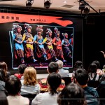 以音樂(lè)情感連結(jié)起人與自然，探索人文，紀(jì)錄幾近失傳的傳統(tǒng)歌謠，透過(guò)聲音採(cǎi)集與音樂(lè)創(chuàng)作，持續(xù)地記錄著身處的環(huán)境與土地。