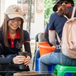 收到上一組的小苗盆後，用雙手微握黑軟盆，輕輕落放在磚塊上，敲5下，讓黑軟盆中的介質土壤緊實。