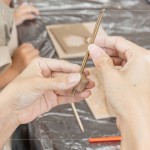 利用銅管將陶風鈴物件穿洞，待高溫燒製後，使用麻繩將物件串起，串起一串手感陶風鈴。