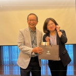 感謝陳慧如老師帶來紮實又豐富的課程內(nèi)容，由新業(yè)建設卓勝隆董事長致贈伴手禮品。
