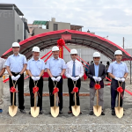 新業(yè)建設 穆椿松 名譽董事長(左四)、卓勝隆 董事長(右三) 偕同土地銀行經理 黃哲雄(右四)，與新業(yè)職人團隊，於5/16吉日一同為【微丘森鄰】揭開序幕。