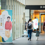 新業(yè)名人講堂邀請(qǐng)來(lái)自各領(lǐng)域的職人，分享各自的精采故事，跟著他們的腳步穿梭在多樣色彩的旅程中。