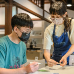 老師細(xì)心解說雕刻刀的使用技巧與注意事項，從握刀的姿勢到雕刻的角度，為光影帶來不同的風(fēng)情與變化。