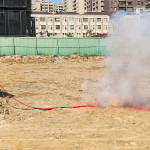 點燃火紅的炮仗，響徹的聲響，繚繞著【新業(yè)V＆A】基地，象徵圓滿吉祥好兆頭。