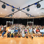 留心日常畫面，以一貫真誠的目光，用攝影作出回應。藉由拍照，交換了拍攝者與被攝者之間的互相信任，以及人們回頭凝視土地的視線。