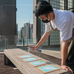 噴上定畫液，定色與保護(hù)，形成一層透明保護(hù)膜，讓畫作保持原有的色彩和質(zhì)感，以防髒污或損壞，亦可延緩色彩褪色且防水。