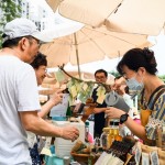 新業(yè)卓勝隆董事長(左一)也偕同妻子前來盛夏市集Fun一下，充滿檸檬餘韻觸動味蕾的風(fēng)味，是健康又消暑的飲品推薦款！