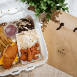 致上T2 Café特製輕食餐盒，可口扎實(shí)的墨式雞肉烤餅及濃厚的巧克力布朗尼，為集中精力的手作活動(dòng)後帶來(lái)一份愜意的午茶時(shí)光。 