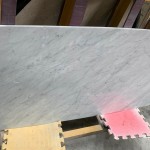 待石材半成品出爐後，更需要經(jīng)過嚴(yán)格的人工檢驗，例如磨邊圓弧度及平整光滑度，通過職人的審視才能過關(guān)！