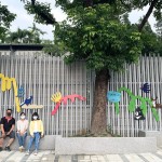 築起一座座小小的山丘，承載著各類小動物們，將一面泥灰的牆面賦予繽紛的生命力，並傳達『生命關懷、愛物惜物』的感恩之心給所有孩子們。(圖中間為藝術家張婷雅)