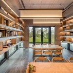有舒心的中庭森林環(huán)繞，咫尺之間盡享書香與綠意，不僅適合一個(gè)人恣意閱讀，圖書室也是鄰里友善話家常的空間。