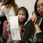 客服人員在簽約時(shí)與住戶的一面之緣，落下深深的印象，孩子主動(dòng)熱情地與客服人員分享自己的畫作。