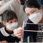 家長(zhǎng)們帶著孩子，細(xì)心解說燈籠組裝的細(xì)節(jié)，從抽象的想像慢慢進(jìn)展為具體的藝術(shù)
作品。