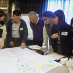 小組互相輪流觀摩討論，意外發(fā)現(xiàn)別組團隊的分析與創(chuàng)意思考，激發(fā)更多可行的解決方案。(圖左三為新業(yè)建設(shè)創(chuàng)辦人-穆椿松 先生)