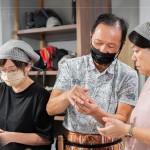 用虎口按壓，精準的包覆甜蜜麥芽內餡，透過執(zhí)行長的細心教學，一顆顆手作太陽餅即將熱騰騰出爐囉!