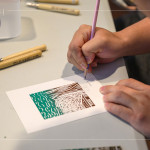 作品下方輕輕落下姓名和日期，為這段夏日的時光，留下一筆獨一無二的印記，悄悄收藏一段屬於自己的藝術(shù)時光。