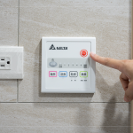 浴室「多功能涼暖風(fēng)機」，呵護全家人的需求，冬日保暖不溼冷，夏日降溫不燥熱，維持室內(nèi)的乾燥與空氣清新。 