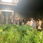 公共設(shè)施的外廊道，有計(jì)畫(huà)地被綠意填滿，彰顯建築造園的有機(jī)性，以及與自然共存共榮的必要性。有了植栽的陪伴，不僅能自在呼吸，也能在吐納之間品味純?nèi)恢馈?>
										<div   id=