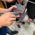 除了大型切磨機、角磨機及磨切片，師傅手中的小小鋼刷在磚石上來回「消磨」，也能呈現(xiàn)石材自然風(fēng)化的紋路面，賦予石材一層細(xì)緻的質(zhì)感。