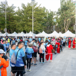 幸運轉(zhuǎn)盤活動吸引大大小小朋友的參加，只要當(dāng)天與新業(yè)立地?zé)釟馇蚝险眨涂梢垣@得抽獎機會！